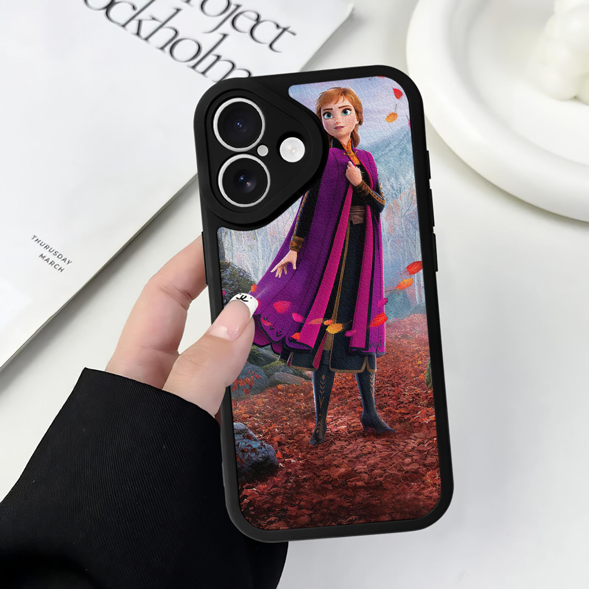 （画像用） アナと雪の女王 アンナ エルサ Frozen Anna Elsa 【iPhone 16シリーズ対応】シリコンスマホケース（レザー調） 材質：シリコン